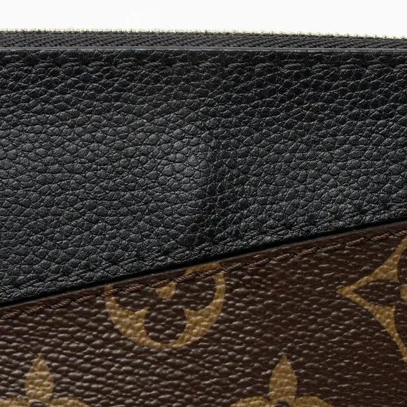 Louis Vuitton Monogram Canvas Daily Pouch - Picture 10 of 11